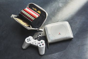 初代PSモチーフの財布やコントローラー型マスコットがかわいい。豪華付録付きの雑誌“モノマスター”11月号の予約受付中