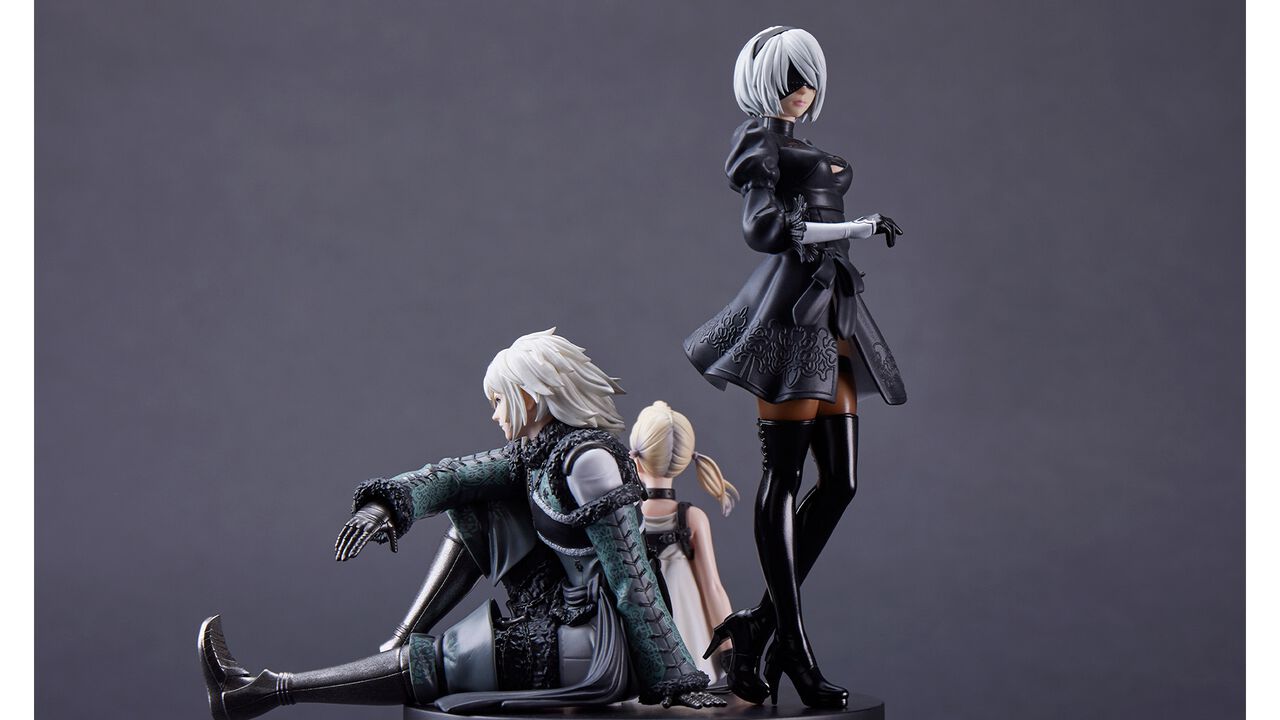 『ニーア』シリーズ15周年記念BOXが予約開始。2Bたちのスタチューフィギュアや、ウェポンストーリー収録の“武器ノ物語”、アレンジ楽曲CDが同梱