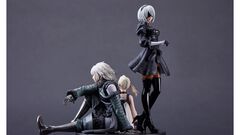 『ニーア』シリーズ15周年記念BOXが予約開始。2Bたちのスタチューフィギュアや、ウェポンストーリー収録の“武器ノ物語”、アレンジ楽曲CDが同梱