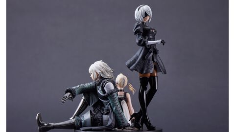 『ニーア』シリーズ15周年記念BOXが予約開始。2Bたちのスタチューフィギュアや、ウェポンストーリー収録の“武器ノ物語”、アレンジ楽曲CDが同梱