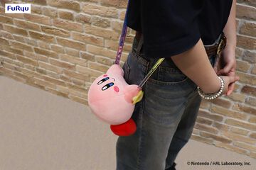 『星のカービィ』カービィ＆ワドルディの“だきつきポシェット”がかわいい。新作プライズが9月上旬より順次展開