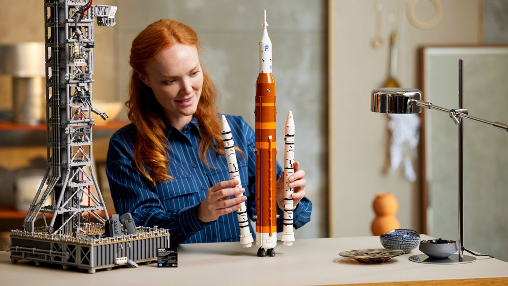【大人レゴ】NASAのロケットや発射台を再現したセットが発売。宇宙船オリオンはロケット内に搭載可能、太陽光パネルを広げてスタンドに飾ることも