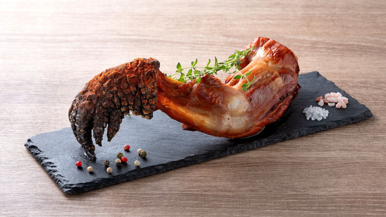 『ダンジョン飯』魔物食グルメ“レッドドラゴンの脚の素揚げ”の事前予約開始。リトルワールドコラボの特別メニュー。牛タンブロックで再現したドラゴン料理も