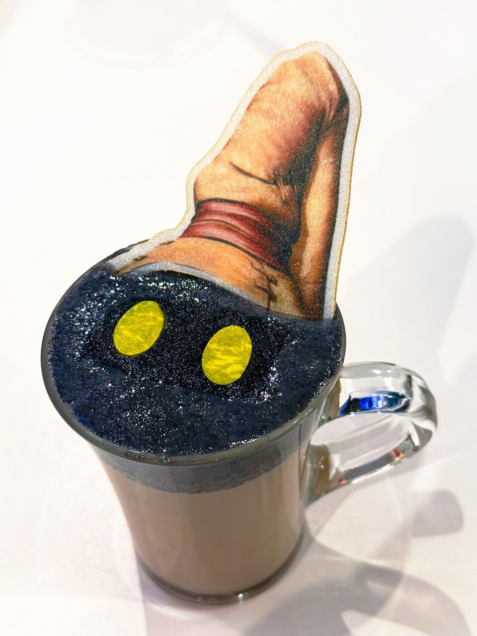 『FF9』コラボカフェ食レポ。ビビを再現したかわいいココア、エクスカリバーIIが刺さった遊びゴコロあるドリンクなど。…スタイナーとベアトリクスを並べたかった