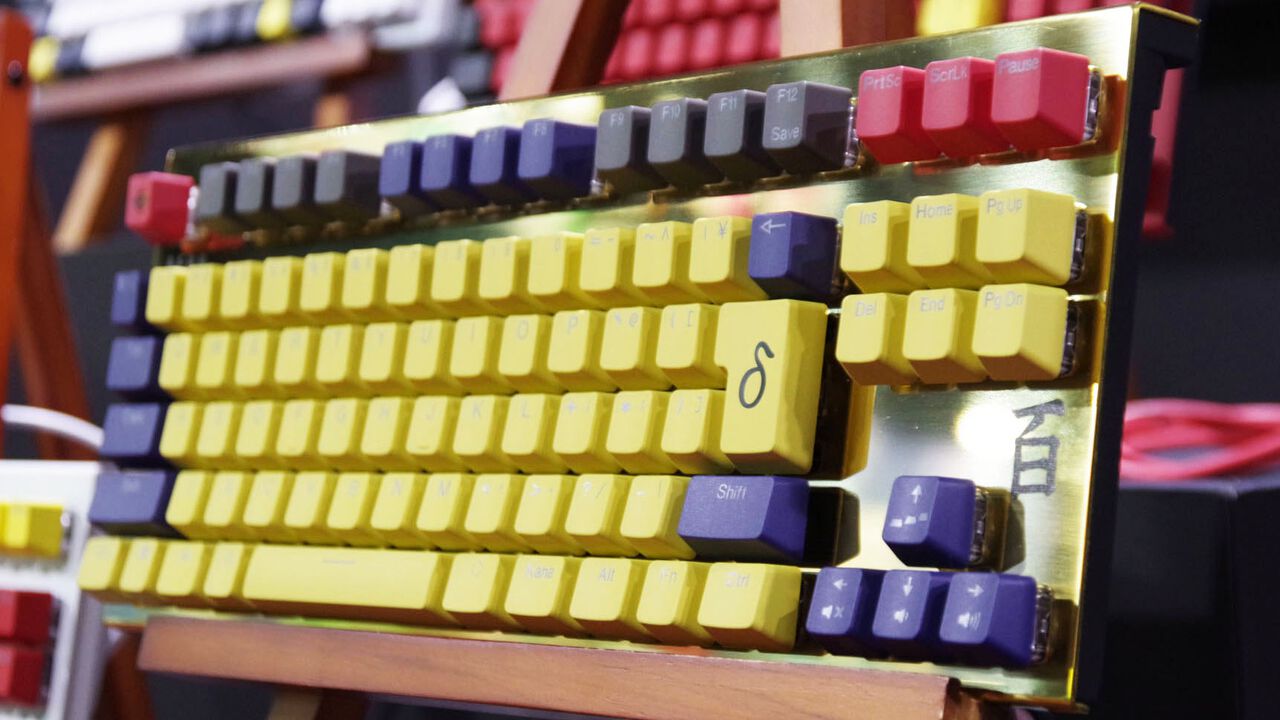【REALFORCE】『Zガンダム』＆『逆襲のシャア』とコラボ。Zガンダム、百式、νガンダム、サザビーがゲーミングキーボード『GX1』に【TGS2025】