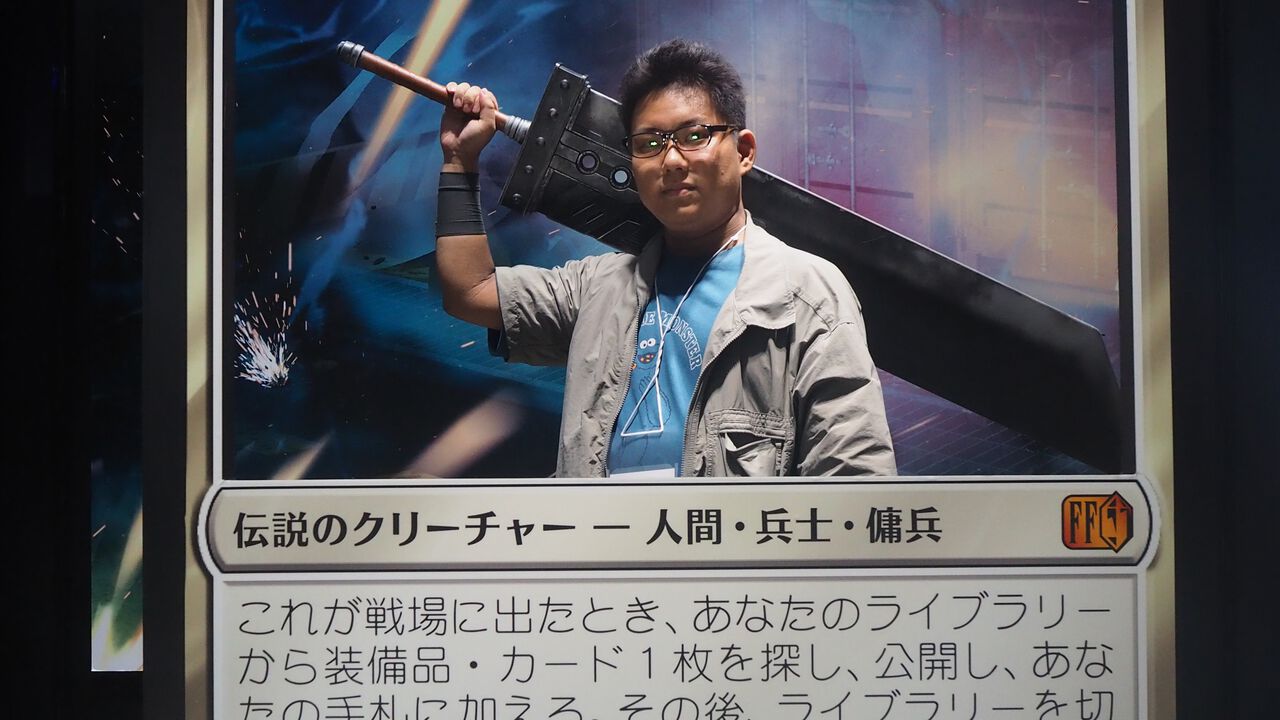 『FF』×『MTG』クラウドのコラボカードになりきれるフォトスポットで写真を撮ったほうがいい。バスターソードを持てるしカード化されてテンション上がる【TGS2025】