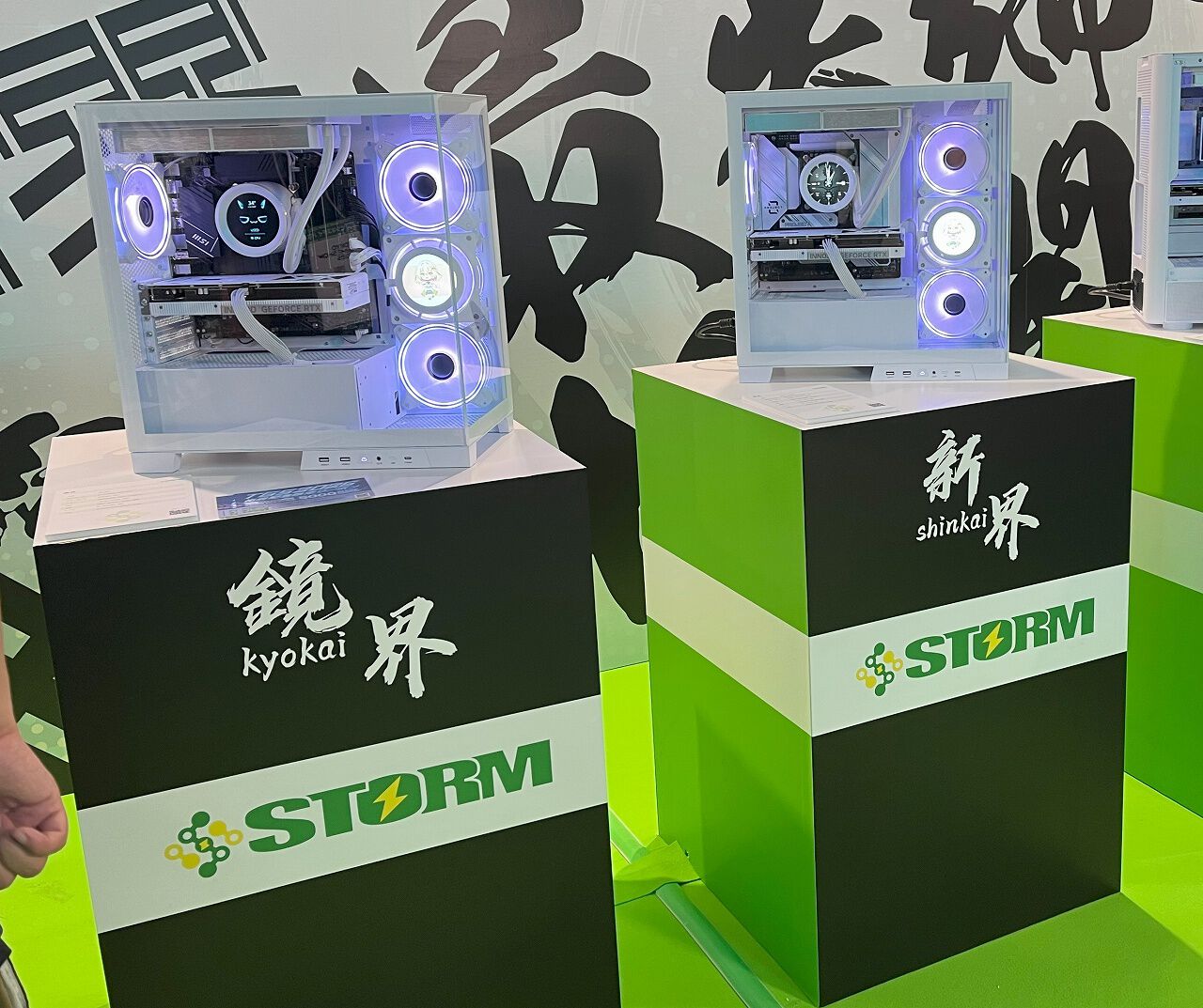 曲面液晶が美しすぎる『流界2』『幻界2』や黒と金の組み合わせが