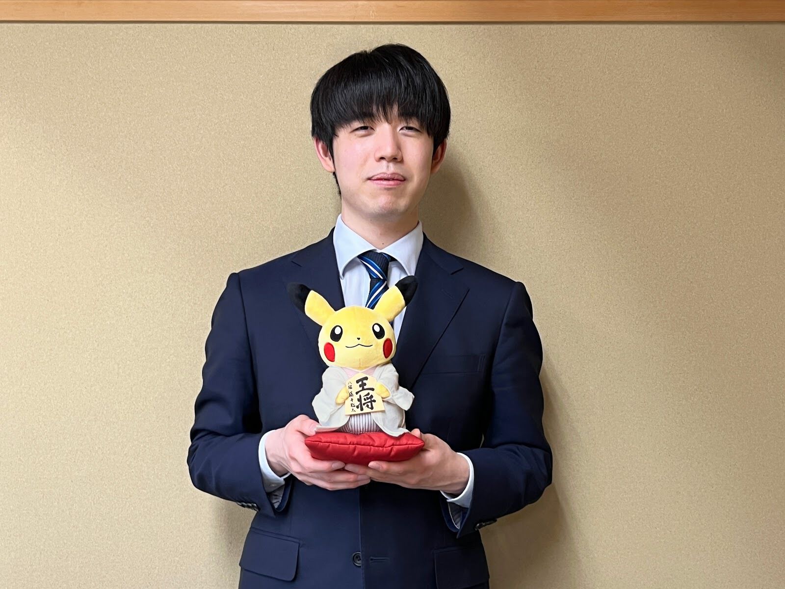 ポケモン』日本将棋連盟とコラボ。藤井聡太八冠の王将駒を持つピカチュウぬいぐるみが登場。新将棋会館建設プロジェクトの返礼品として贈られる |  ゲーム・エンタメ最新情報のファミ通.com