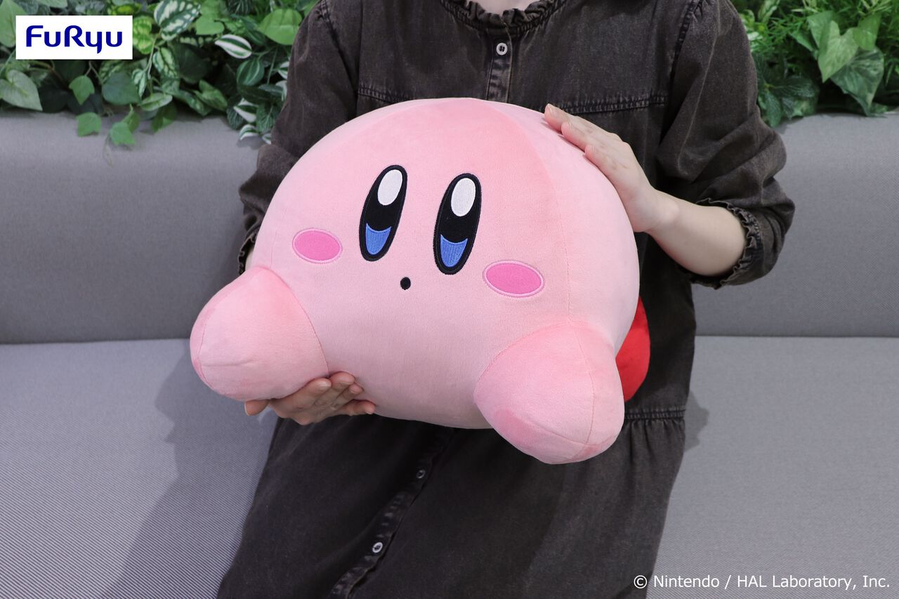 『星のカービィ』のプライズ“いっしょにねんねBIGぬいぐるみ”が10月2週目より登場。ごろごろしてるカービィがかわいい約40cmビッグサイズ