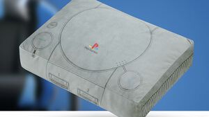 初代プレステの大きなふわふわぬいぐるみがゲーセンなどに明日（10/9）より登場。ボタンや端子のディテールも絶妙に再現