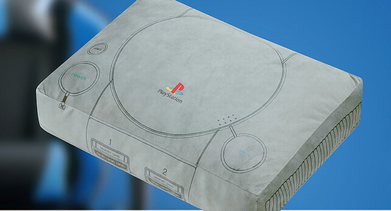 初代プレイステーションが幅約42cmのBIGなぬいぐるみに。ロゴやボタン