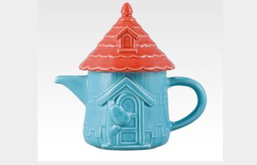 『ムーミン』一番くじが本日（10/11）発売。ムーミンやしき型のティーポットが登場。ドアから顔をのぞかせるムーミンがかわいい