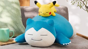 【ポケモン】ピカチュウとカビゴンがまったり眠るぬいぐるみがデカかわいい。ビッグサイズで愛おしいアイテムが揃った『ポケモン』新作一番くじが11月7日に発売
