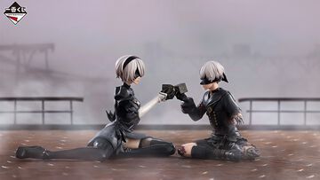 『ニーア オートマタ Ver1.1a』一番くじが本日（10/17）発売。ブラックボックスを手に寄り添う2B＆9Sのそろえて飾りたいフィギュアが登場