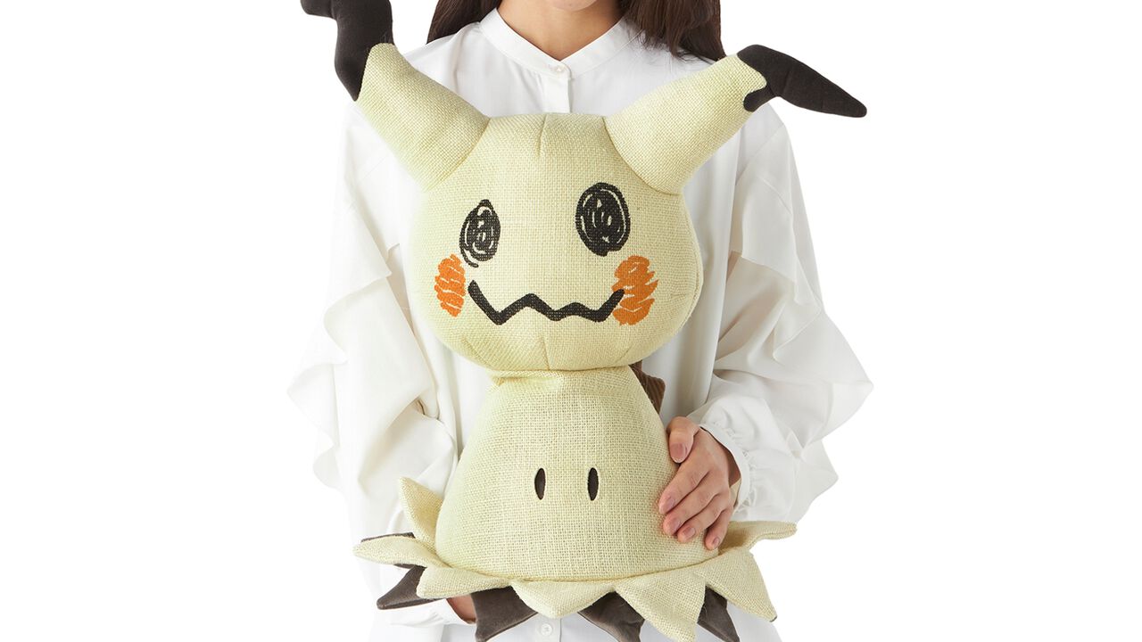 『ポケモン』ミミッキュぬいぐるみが抱きしめたくなるほどかわいい。高さ・重量・被っている布素材など細部までリアル再現。ポケセンで10/23発売