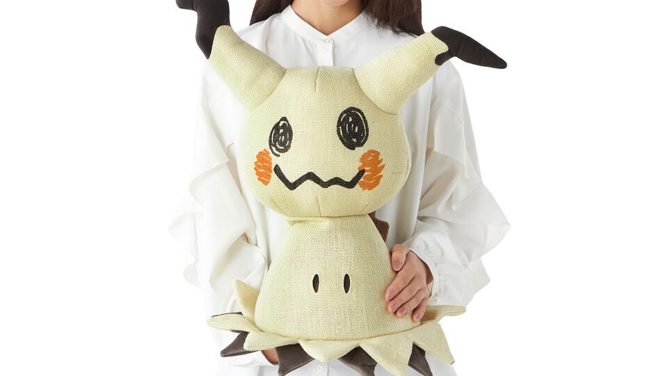 『ポケモン』ミミッキュぬいぐるみが抱きしめたくなるほどかわいい。高さ・重量・被っている布素材など細部までリアル再現。ポケセンで10/23発売