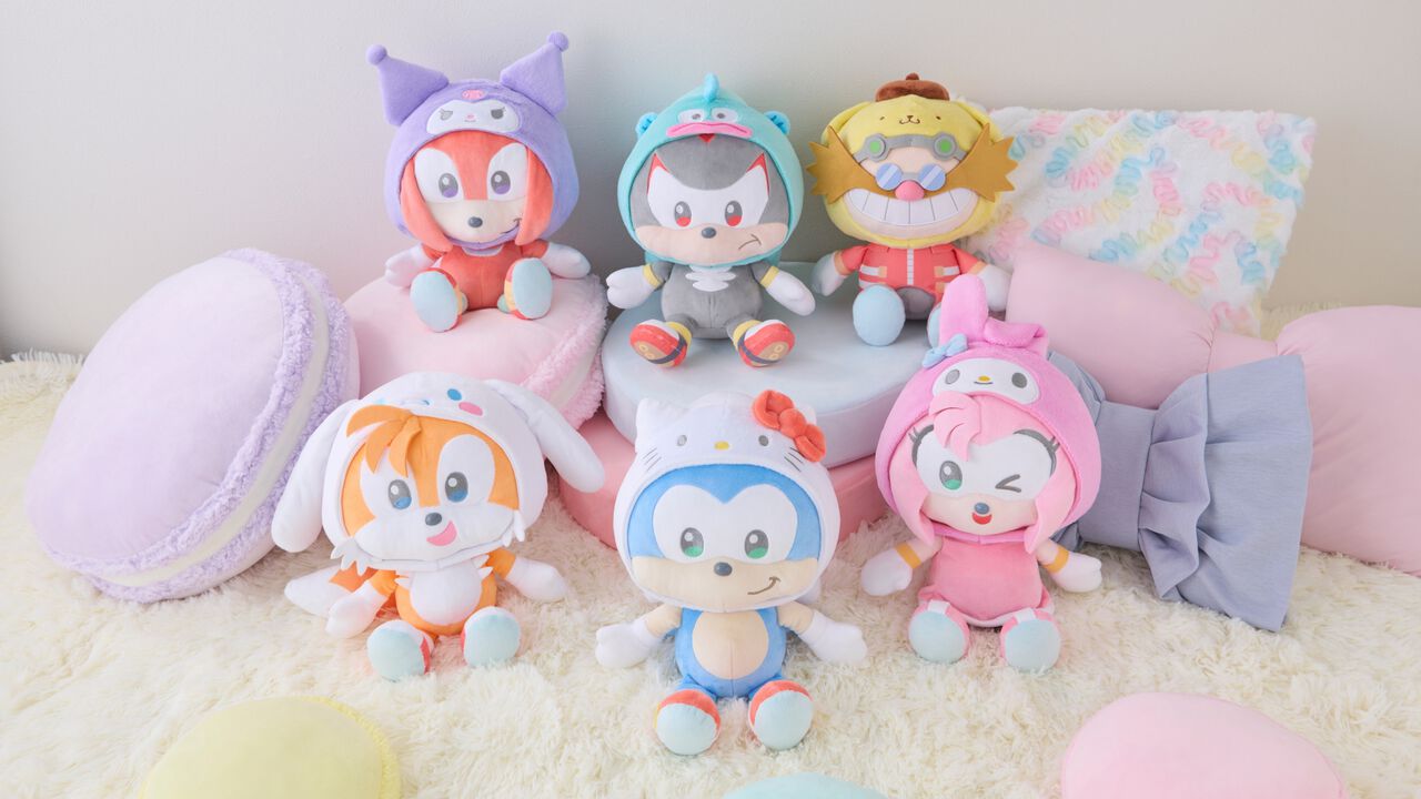 ソニックたちとサンリオキャラのフードがかわいい。ぬいぐるみがセガストアTOKYOで先行販売。ソニックとハローキティによるグリーティングも