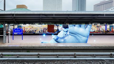 迫りくる電車からネコを救え！ 巨大魔人力士が登場するPS5のCMが両国駅巨大モニターに登場。PS5の魅力をアピールする“It Happens on PS5”キャンペーンの一環として実施