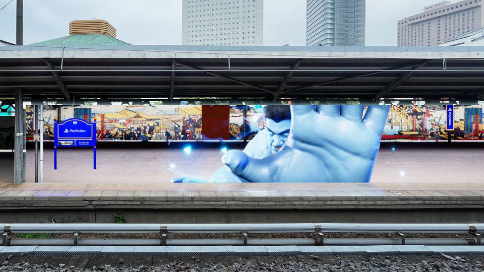 迫りくる電車からネコを救え！ 巨大魔人力士が登場するPS5のCMが両国駅巨大モニターに登場。PS5の魅力をアピールする“It Happens on PS5”キャンペーンの一環として実施