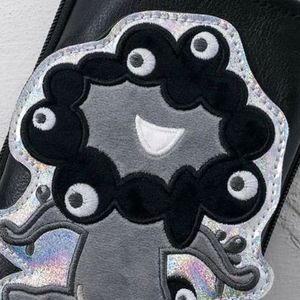 ミャクミャク（モノクロver.）のスマホポシェットが付録のムック本が12/23発売。キラキラ生地に映える《黒ミャクミャク》刺繍がキュート！