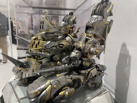 “戦場のフーガ展 in 渋谷”でマルトのケモ耳をモフりたい衝動をグッと抑え、タラニスの模型や描き下ろしシークレットイラストに釘付けに。ファンの声にマンガ担当編集も落涙