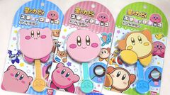 『星のカービィ』チョコレートスティック風のハンドミラーが登場。ホバリングするカービィや元気いっぱいのワドルディをデザイン。※食べられません