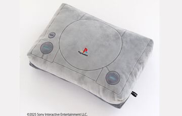 初代PS型クッションが登場。ゲームプレイやデスクワーク時にぴったりのサイズ。『アストロボット』大きめのかわいいチャームも