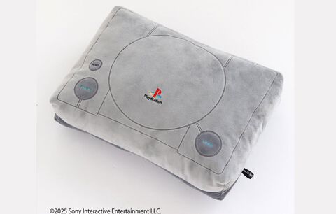 初代PS型クッションが登場。ゲームプレイやデスクワーク時にぴったりのサイズ。『アストロボット』大きめのかわいいチャームも
