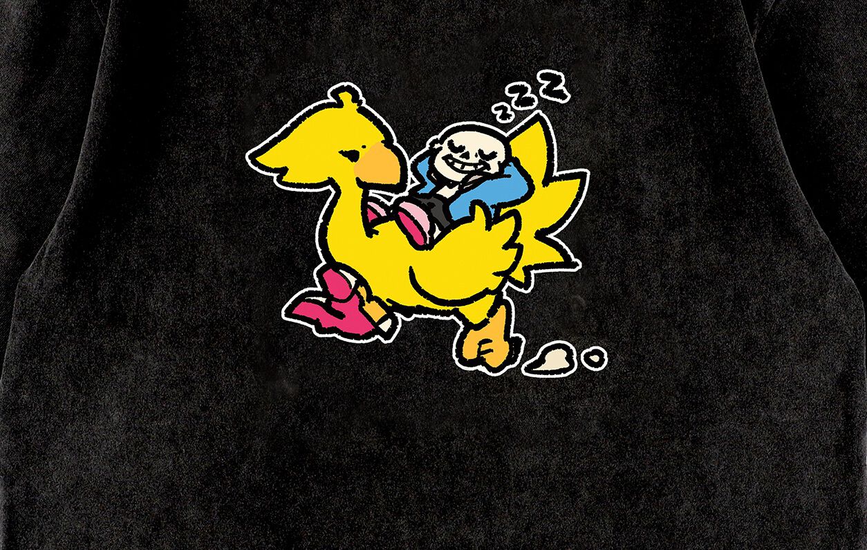 【UNDERTALE】『FF』コラボTシャツが2026年3月18日発売。サンズを背に乗せたチョコボの怪訝そうな表情がかわいい