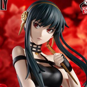 『スパイファミリー』スティレットを手に佇むヨルのフィギュアに台座が追加。バラがあしらわれた豪華な仕上がり