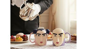 『クレヨンしんちゃん』マカオとジョマのペアマグカップが本日（12/11）より再販。『ヘンダーランドの大冒険』の人気キャラがプリントされたカップでエレガントなティータイムを