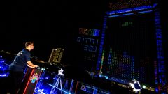 ドローンを使った世界初の空中『テトリス』が行われた“Red Bull Tetris World Final”が開催。巨大建造物ドバイフレームを活用した白熱の空中戦。日本代表AK氏はベスト16に