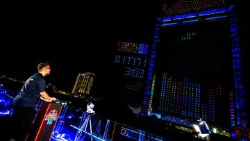 ドローンを使った世界初の空中『テトリス』が行われた“Red Bull Tetris World Final”が開催。巨大建造物ドバイフレームを活用した白熱の空中戦。日本代表AK氏はベスト16に