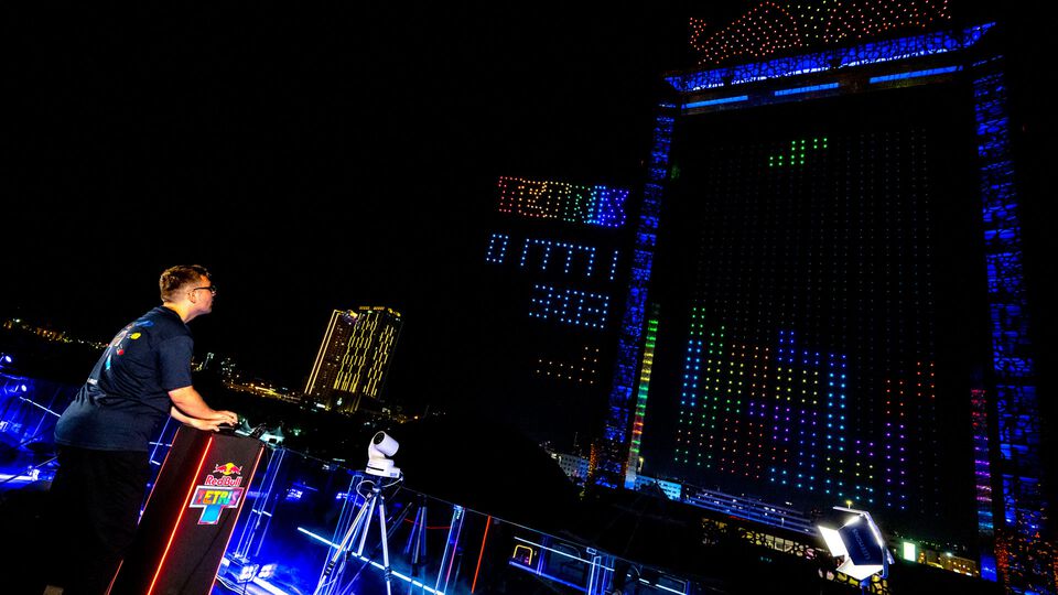 ドローンを使った世界初の空中『テトリス』が行われた“Red Bull Tetris World Final”が開催。巨大建造物ドバイフレームを活用した白熱の空中戦。日本代表AK氏はベスト16に