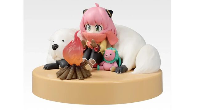 『スパイファミリー』一番くじ“Get ready to have fun!”が12月20日発売。焚火で温まるアーニャとボンドのライトフィギュアがエモくて癒される