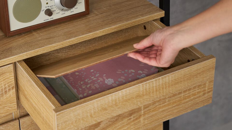 ニッセン、薄い本やデスノートが隠せそうなオシャレ本棚を開発中。引き出しを間違って開けたら爆発炎上する機能もほしい