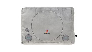 初代プレステ、『どこでもいっしょ』トロ、『アストロボット』アストロの長辺クッションが登場。本日（2/10）よりGRAPHT公式ストアで発売