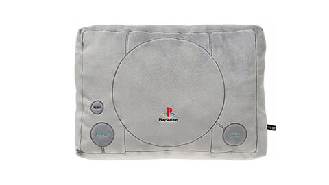 初代プレステ、『どこでもいっしょ』トロ、『アストロボット』アストロの長辺クッションが登場。本日（2/10）よりGRAPHT公式ストアで発売