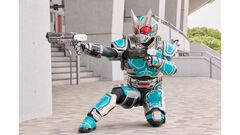 『アギトー超能力戦争ー』特殊強化装甲服G6を装着し戦う仮面ライダーG6が登場。岩永洋昭、青島心らが街を混乱に陥れる超能力者として出演