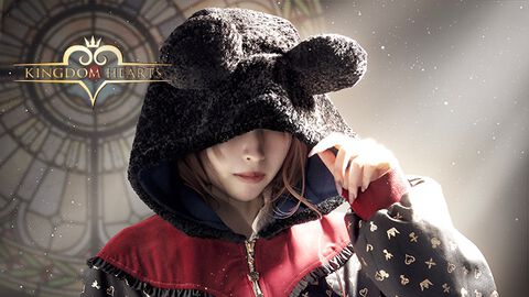 『キングダム ハーツ』×MAYLA第3弾はブルゾン。ソラを象徴する赤×黒の配色と耳付きフードが映える一着に。キーブレード型のチャームもかわいい