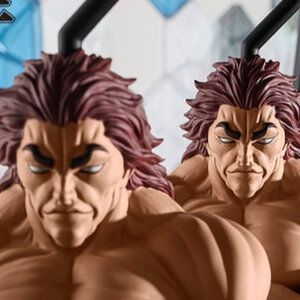 『刃牙』範馬勇次郎が股割り姿でハンガーに。『強くなりたくば吊るせッッ』秋プライズに登場