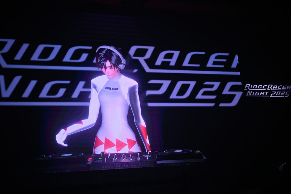 『レイブレーサー』5時間の時を忘れる『リッジ』サウンドの洪水!? 30周年記念DJイベントアフターリポート【RIDGE RACER NIGHT 2025】