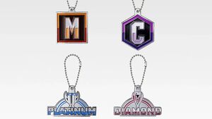 『スト6』一番くじ。E賞メタルチャームのデザインはランクマ称号、クラシックとモダン。ほか賞品はルーク&ジェイミーのヘッドフィギュアも