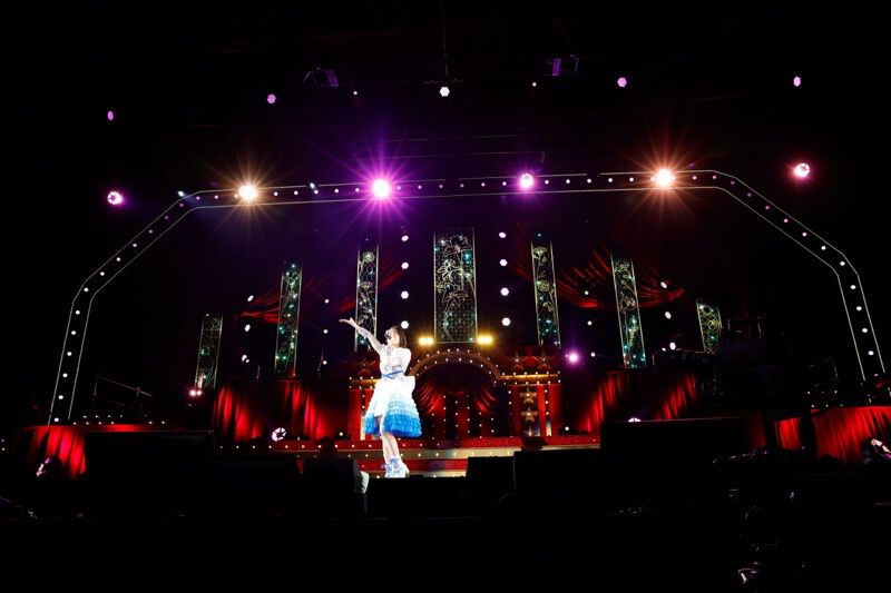 『アイマス ミリオンライブ！』11thライブDAY2リポート。朗読劇の展開に沿ってライブが進む、七尾百合子の主演に相応しい公演に。新曲『君と同じ物語』の初披露も