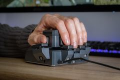 握って動かす片手操作デバイス“MoveMaster RSG”が国内向けに登場。本体上部をスライドして移動操作が可能。指先にフィットする10個の物理ボタンも搭載