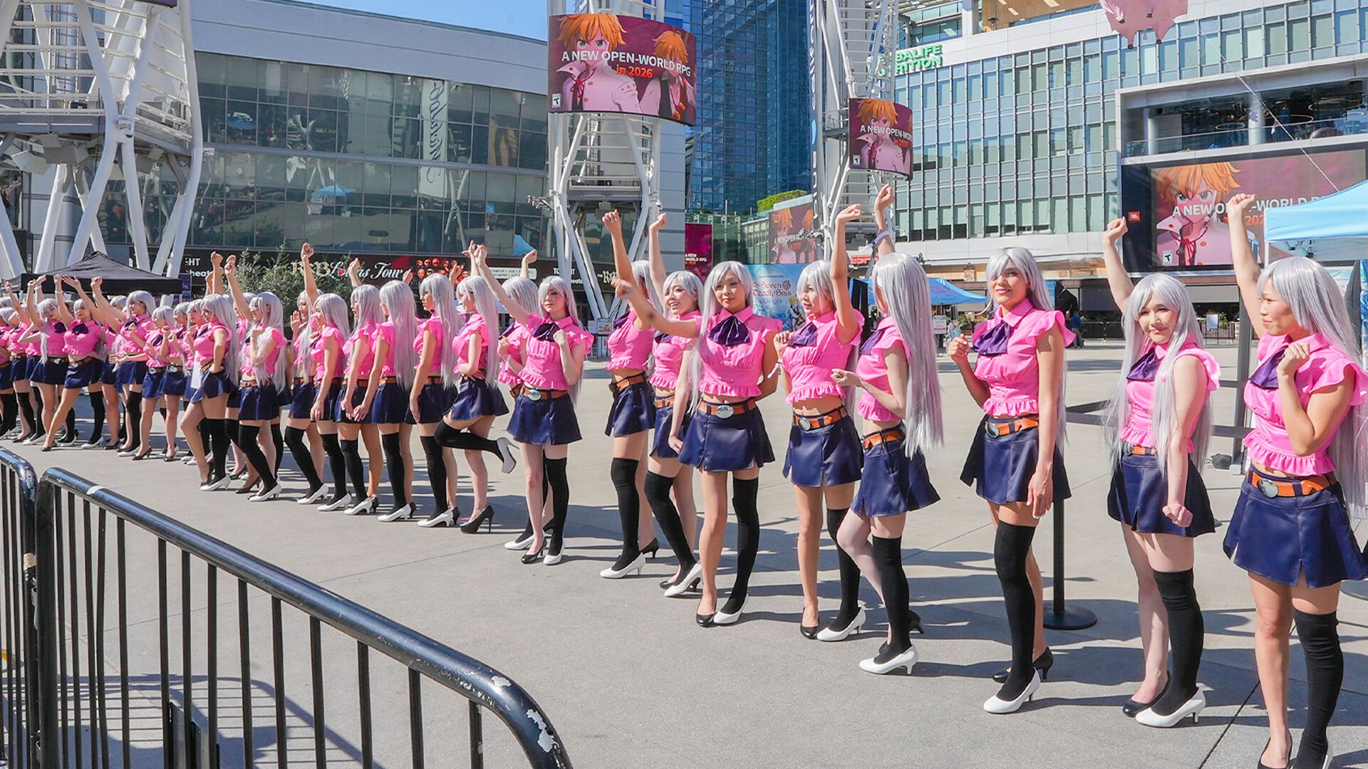 『七つの大罪：Origin』50人のエリザベスがズラリ。複数のエリザベスが登場する原作の“白い夢の森”をロサンゼルスで再現