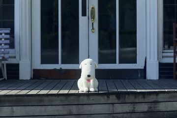 『ワンピース』オレンジの町の犬・シュシュがふわふわのマスコットに。ペットフード屋の前でなくとも鎮座、ドアストッパーとしても使用可能!?