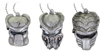 歴代プレデターのマスクのミニチュアガチャ。4月下旬から発売。1987年公開の1作目、『エイリアンVSプレデター』など11種類