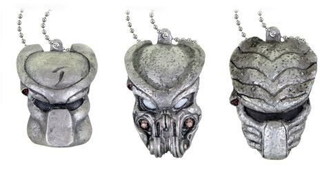 歴代プレデターのマスクのミニチュアガチャ。4月下旬から発売。1987年公開の1作目、『エイリアンVSプレデター』など11種類