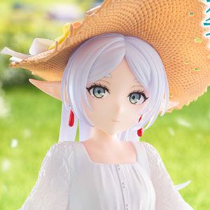 【葬送のフリーレン】サマーワンピース姿のフリーレンが《Desktop Cute》に登場。麦わら帽子と白ワンピが眩しすぎ